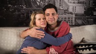 Nina und Enzo umarmen sich