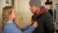 Nina und Enzo unterhalten sich im Flur