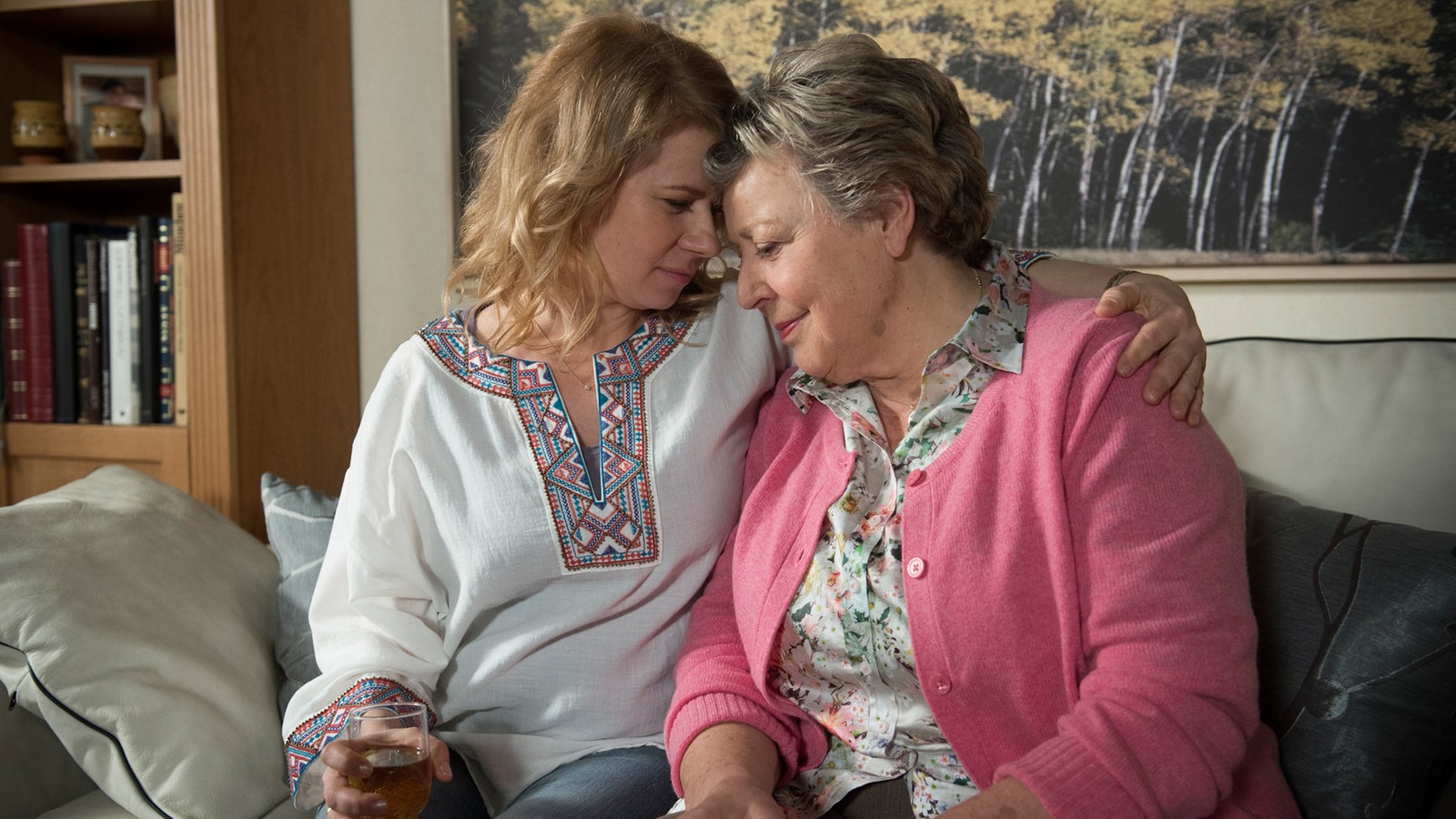 Nina und Helga lehnen sich aneinander an