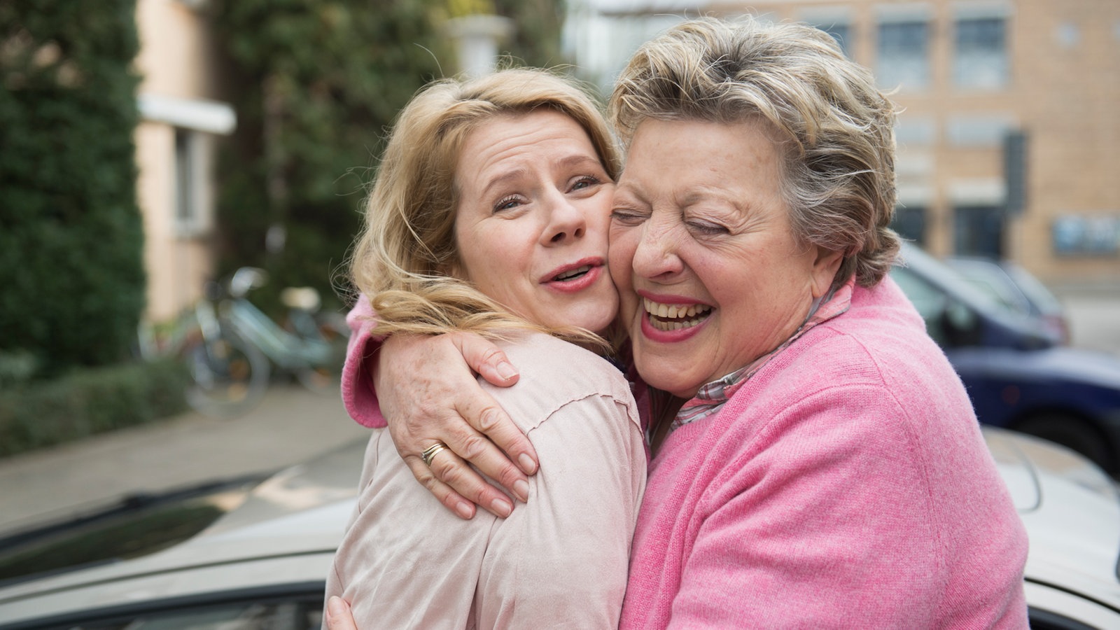 Nina und Helga umarmen sich