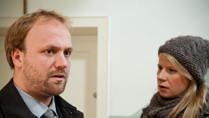 Nina und Klaus stehen im Treppenhaus
