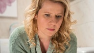 Nina wartet auf den Schwangerschaftstest