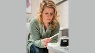Nina wartet auf den Schwangerschaftstest