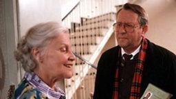 Noch ahnt Else nichts Böses und empfängt ihren Besuch freundlich.
