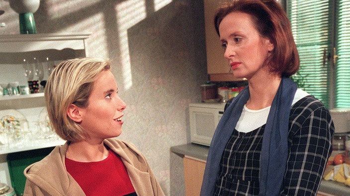 Noch freut sich Valerie (Nadine Spruß, li) über die Postkarte von Zorro. Anna (Irene Fischer) kennt jedoch den Inhalt von Zorros zweifelhaften Zeilen.