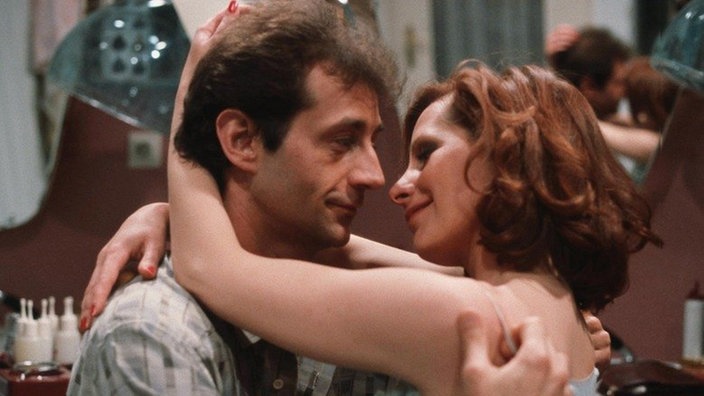 Nossek (Dietrich Siegl) ist verliebt in Bianca Guther (Annette Kreft).