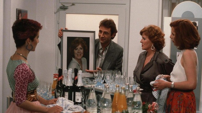 Nossek hat als Geschenk zu Isoldes Einweihungsfeier ein Portrait von Isolde vorbereitet (v.l.: Susanne Gannott, Dietrich Siegl, Marianne Rogée und Annette Krefft).