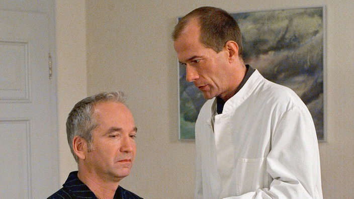 Notfall: Carsten (Georg Uecker, rechts) rät „Käthe“ (Claus Vinçon), umgehend bei der Filmproduktion anzurufen und zu fragen, ob er wirklich entlassen werden soll.