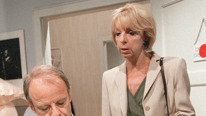 Nur eine Woche nach dem Hochzeitstag hat Berta (Ute Mora) und Hajo (Knut Hinz) der graue Alltag wieder.