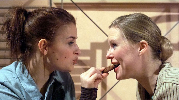 Ob einer anbeißt? Tanja (Sybille Waury, rechts) und Franziska (Ines Lutz) haben beschlossen, eine Kontaktanzeige für Urszula aufzugeben.