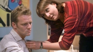 Obwohl die Scheidung nur noch Formsache ist, kümmert sich Ines (Birgitta Weizenegger) aufopfernd um Ingo (Holger Doellmann) – so aufopfernd, dass einige Hausbewohner bereits tuscheln.