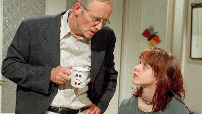 Offene Aussprache: Das Zusammenleben mit Jack (Cosima Viola) gestaltet sich erheblich schwieriger, als Hans (Joachim Hermann Luger) es dachte.