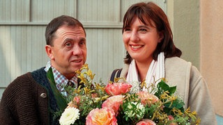 Olaf (Franz Rampelmann) geht in die Offensive und lädt Ines (Birgitta Weizenegger) zu einem festlichen Abendessen ein.