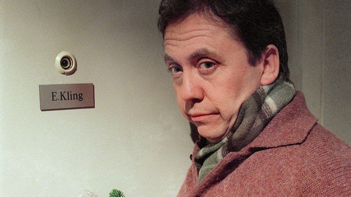 Olaf (Franz Rampelmann) hat die schönsten Blumen in seinem Laden zusammengeklaubt, um  bei seinem Vater Schönwetter zu machen.