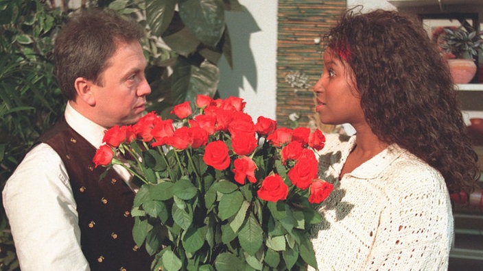 Olaf (Franz Rampelmann) hat Mary (Liz Baffoe) zum gemeinsamen Essen in seinen Blumenladen eingeladen.