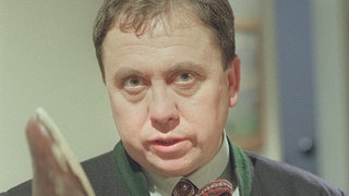 Olaf (Franz Rampelmann) hat Marys verdreckte Schuhe gefunden und stellt sie zur Rede: War sie etwa mit Boris Ecker unterwegs?