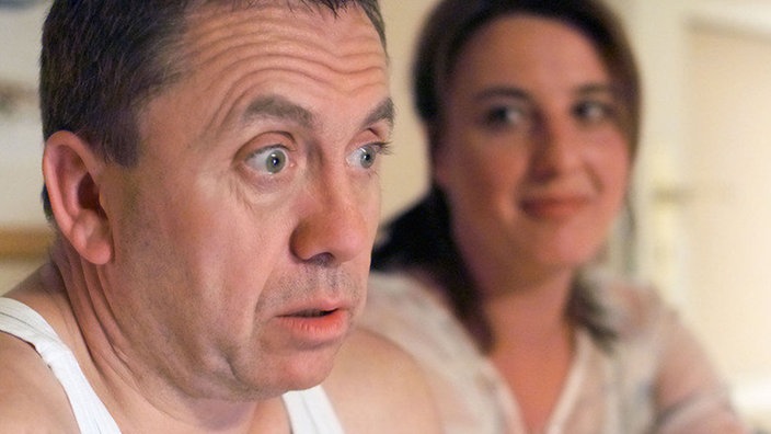 Olaf (Franz Rampelmann) ist entsetzt über Ines' (Birgitta Weizenegger) Vorschlag, ein Kind zu adoptieren.