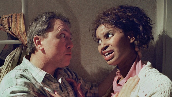 Olaf (Franz Rampelmann) ist rasend vor Eifersucht. Hat ihn Mary (Liz Baffoe) wirklich mit Ecker betrogen?