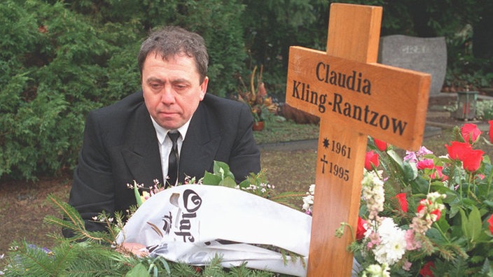 Olaf (Franz Rampelmann) kann den Tod Claudias noch nicht richtig begreifen.
