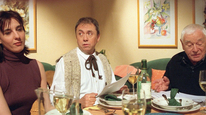 Olaf (Franz Rampelmann, Mitte) ist glücklich: Ines (Birgitta Weizenegger) hat ihn zur Vereinsgründung ihres Vaters (Reinhold Lampe) eingeladen.