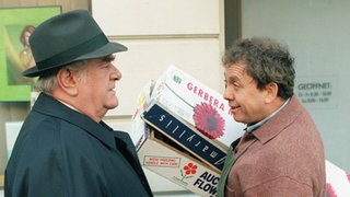 Olaf (Franz Rampelmann, re) will Egon (Wolfgang Grönebaum) ein Gespräch aufdrängen.