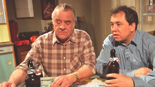 Olaf (Franz Rampelmann, rechts)  beklagt sich bei Vater Egon (Wolfgang Grönebaum) über die momentane Wohnsituation.