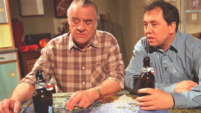 Olaf (Franz Rampelmann, rechts)  beklagt sich bei Vater Egon (Wolfgang Grönebaum) über die momentane Wohnsituation.