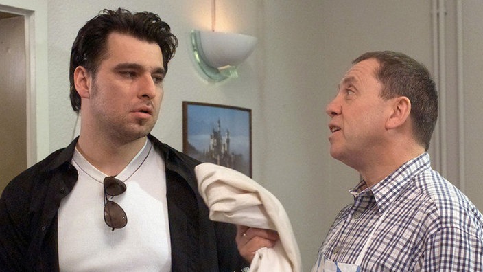 Olaf (Franz Rampelmann, rechts) weiß, wen er als Nachfolger für Olli im Grill einstellen soll. Murat (Erkan Gündüz) ist von der Personalentscheidung wenig begeistert.
