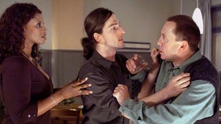Olaf (Franz Rampelmann, rechts) will Mary (Liz Baffoe) im "Akropolis" um einen Gefallen bitten – obwohl er Hausverbot hat. Mikis (Markus Anton) geht dazwischen.