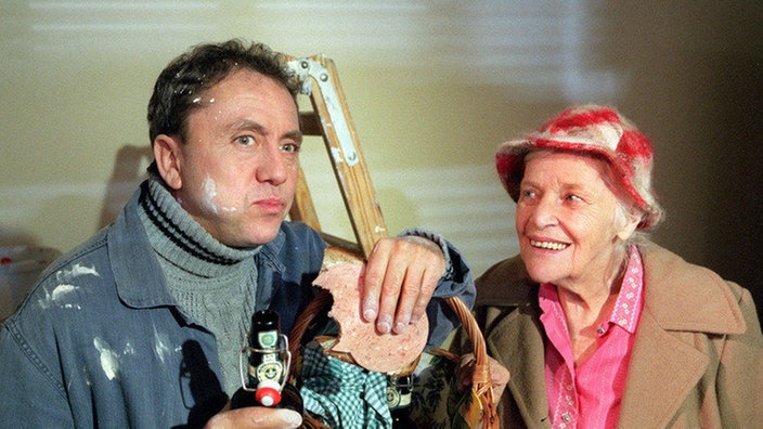 Olaf (Franz Rampelmann) renoviert zufrieden, Else (Annemarie Wendl) ist überglücklich