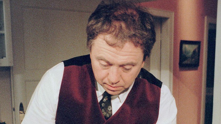 Olaf (Franz Rampelmann) verpackt jene Handgranaten, die Olli Klatt freundlicherweise besorgt hat.