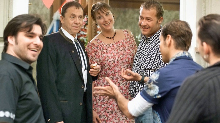 Olaf (Franz Rampelmann, 2.v.r.) und Ines (Birgitta Weizenegger) sind froh, dass Murat (Erkan Gündüz, links) und Olli (Willi Herren) noch Gäste für die Verlobungsfeier aufgetrieben haben.