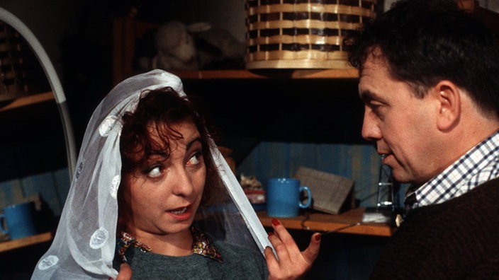 Olaf (Franz Rampelmann) will Claudia (Manon Straché) heiraten.