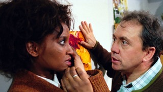 Olaf (Franz Rampelmann) will von Mary (Liz Baffoe) wissen, wo sie war und mit wem sie gesprochen hat.