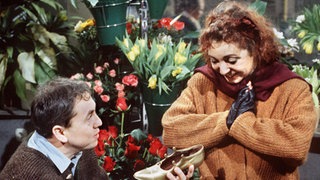 Olaf (Franz Rampelmann) zeigt seiner Claudia (Manon Straché) die bereits halbfertigen Hochzeitsschuhe.
