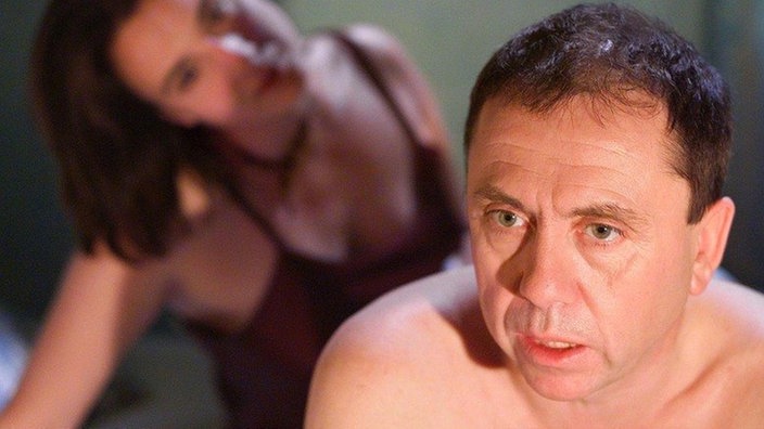 Olafs (Franz Rampelmann) erstes intimes Zusammensein mit Ines (Birgitta Reitmeier) verläuft eher unbefriedigend.