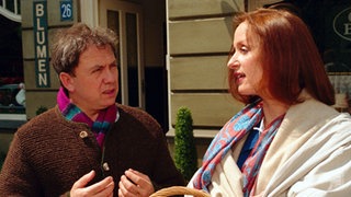 Olfa (Franz Rampelmann) bedankt sich bei Anna (Irene Fischer).