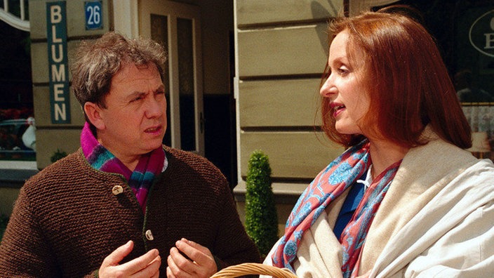 Olfa (Franz Rampelmann) bedankt sich bei Anna (Irene Fischer).