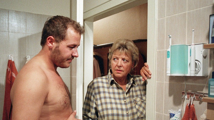 Olli steht in Helgas Badezimmer