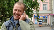 Olli telefoniert auf der Lindenstraße