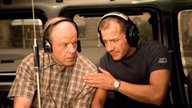 Olli und Hajo sitzen in einem Bus