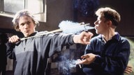 Olli und Klaus stehen im Keller