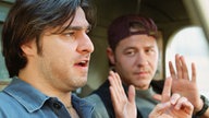 Olli und Murat sitzen im Auto