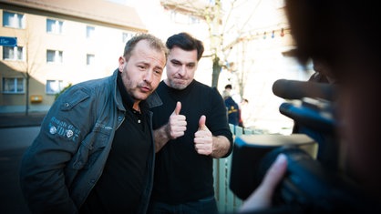 Olli und Murat stehen vor dem "Akropolis"
