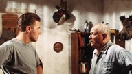 Olli und Onkel Franz stehen im Wohnzimmer