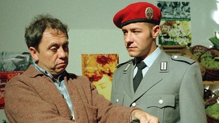 Olli (Willi Herren, re) hat Olaf (Franz Rampelmann) die versprochene Pistole gebracht.