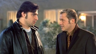Olli (Willi Herren, rechts) benötigt Murats (Erkan Gündüz) Hilfe, um sein Lügengebäude aufrecht zu erhalten.