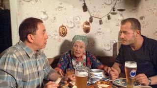 Olli (Willi Herren, rechts) ist aus dem Gefängnis entlassen worden und stattet Olaf (Franz Rampelmann) und Else (Annemarie Wendl) einen Besuch ab. Er will beweisen, dass er unschuldig saß.