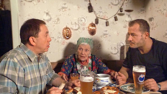 Olli (Willi Herren, rechts) ist aus dem Gefängnis entlassen worden und stattet Olaf (Franz Rampelmann) und Else (Annemarie Wendl) einen Besuch ab. Er will beweisen, dass er unschuldig saß.