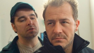Olli (Willi Herren, rechts) taucht unvermittelt im Imbiss auf und macht sich über Murat (Erkan Gündüz) lustig.